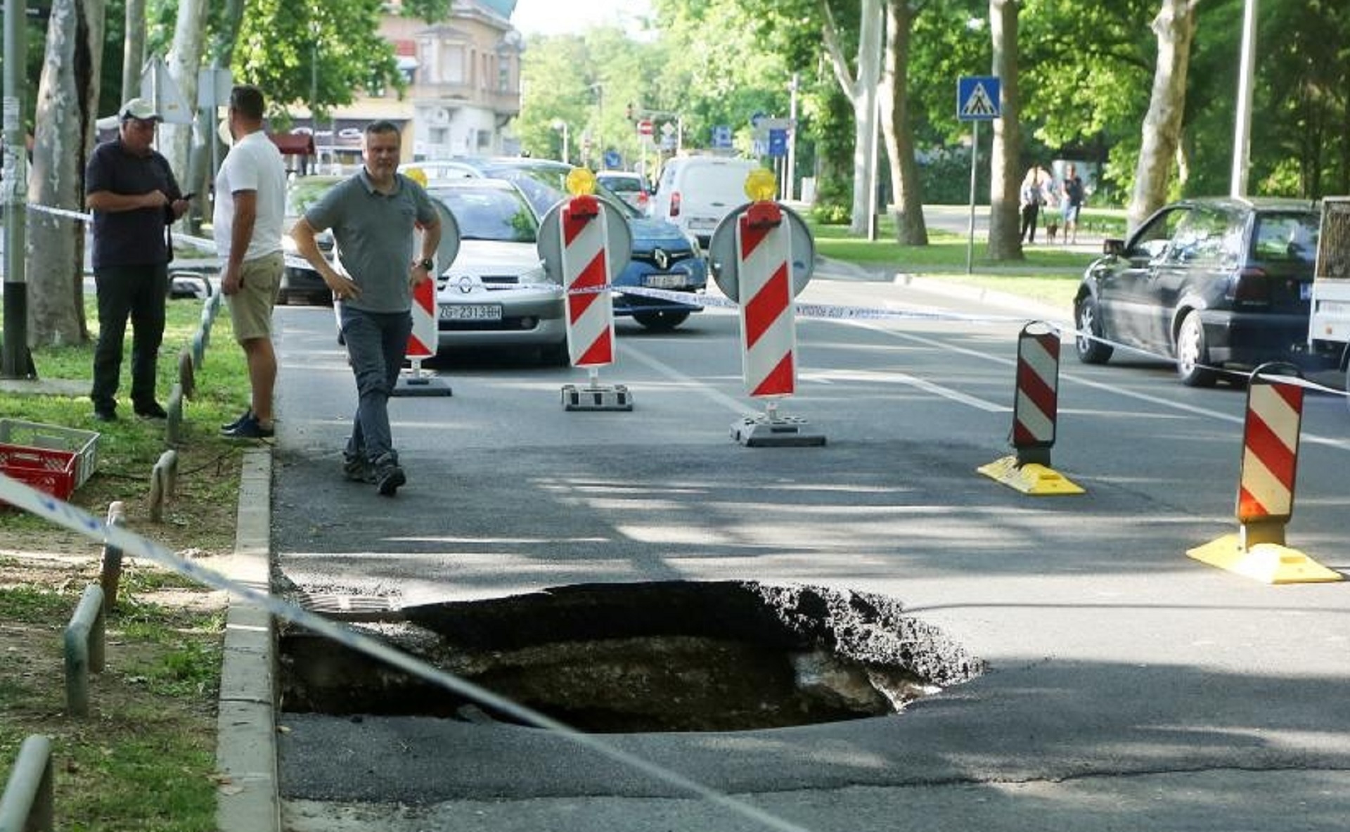 13.06.2020., Zagreb - Na Bukovackoj cesti u Maksimiru otvorila se rupa na cesti dubine veca od 2 metra. Policija je odmah izasla na teren i osigurava mjesto da ne bi doslo do vece tragedije. Photo: Emica Elvedji/PIXSELL
