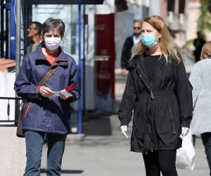 17.04.2020., Sibenik - Sibencani se pridrzavaju naputaka Stozera civilne zastite i nose maske na licu za zastitu od koronavirusa. 

Photo: Dusko Jaramaz/PIXSELL