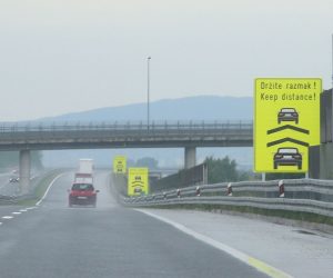 20.05.2020., Zagreb - Na autocestama postavljeni novi prometni znakovi Drzite razmak.

Photo: Matija Habljak/PIXSELL
