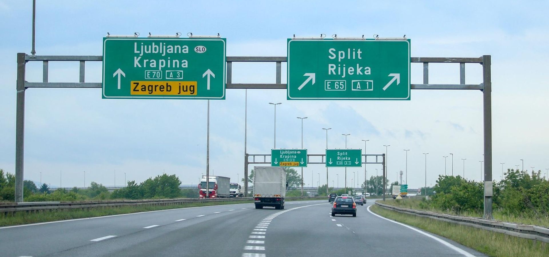 20.05.2020., Zagreb - Na autocestama postavljeni novi prometni znakovi Drzite razmak.

Photo: Matija Habljak/PIXSELL