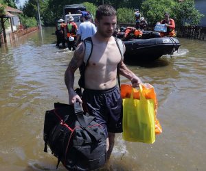 21.05.2014., Bijeljina, BiH - Clanovi UK ISAR tima stigli su 18. svibnja, a od 19. svibnja neumorno obilaze mjesta u okolici Bijeljine kako bi pomogli unesrecenima u poplavama. Ekipa sudjeluje u medjunarodnim potragama i spasavanju, a dostupni su 24 sata dnevno, 365 dana u godini. Prvog dana akcije evakuirali su oko 140 osoba. Cijeli dan camcima su vozili radnike Elektre koji su popravljali elektricnu mrezu ne bi li vratili struju ljudima. Neplanski su se borili i sa zmijama koje su usle u camac, no vec su naviknuti na nepredvidljivost u svojim zadacima. 
Photo: Zeljko Lukunic/PIXSELL