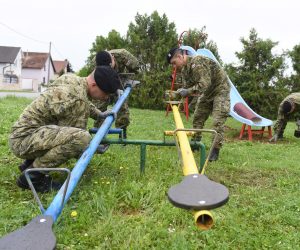 Pripadnici Topničko raketne pukovnije i Topničko raketne bojne Gardijske oklopno-mehanizirane brigade sudjeluju 16. i 17. lipnja 2020. godine u dvodnevnoj akciji uređenja šest dječjih igrališta u Bjelovaru | Foto: MORH/ M. Čobanović