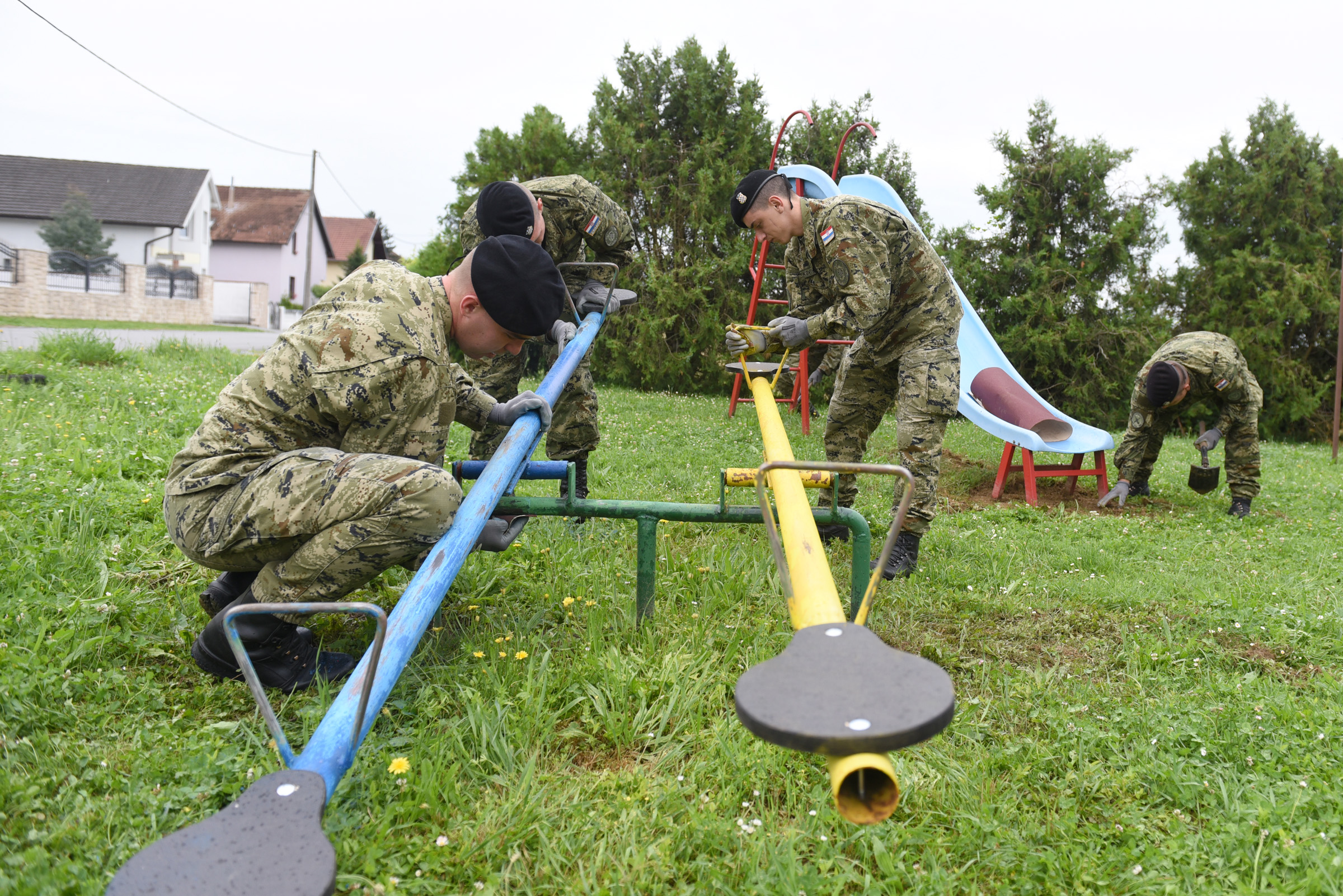 Pripadnici Topničko raketne pukovnije i Topničko raketne bojne Gardijske oklopno-mehanizirane brigade sudjeluju 16. i 17. lipnja 2020. godine u dvodnevnoj akciji uređenja šest dječjih igrališta u Bjelovaru | Foto: MORH/ M. Čobanović