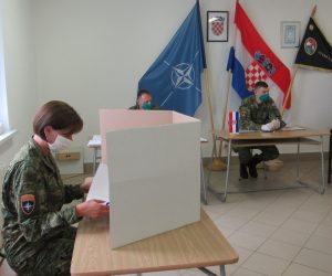 Hrvatski vojnici 6. HRVCON-a u Poljskoj  glasovali na izborima za zastupnike u Hrvatski sabor | Foto:HV/ 6. HRVCON