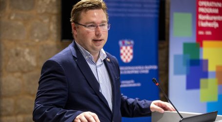 Koji sat prije izborne šutnje, ministar Pavić dijelio ugovore u Slavoniji i hvalio Vladu