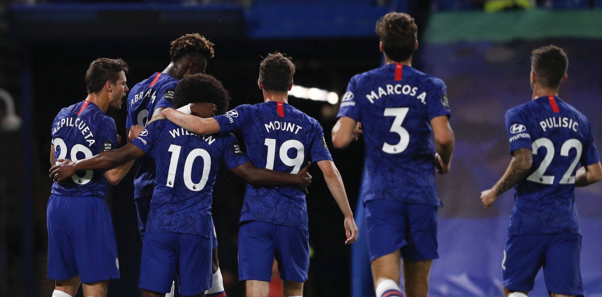 epa08509577 Willian (3-L) of Chelsea celebrates with teammates after scoring the 2-1 lead from the penalty spot during the English Premier League soccer match between Chelsea FC and Manchester City in London, Britain, 25 June 2020.  EPA/Adrian Dennis/NMC/AFP Pool EDITORIAL USE ONLY. No use with unauthorized audio, video, data, fixture lists, club/league logos or 'live' services. Online in-match use limited to 120 images, no video emulation. No use in betting, games or single club/league/player publications.