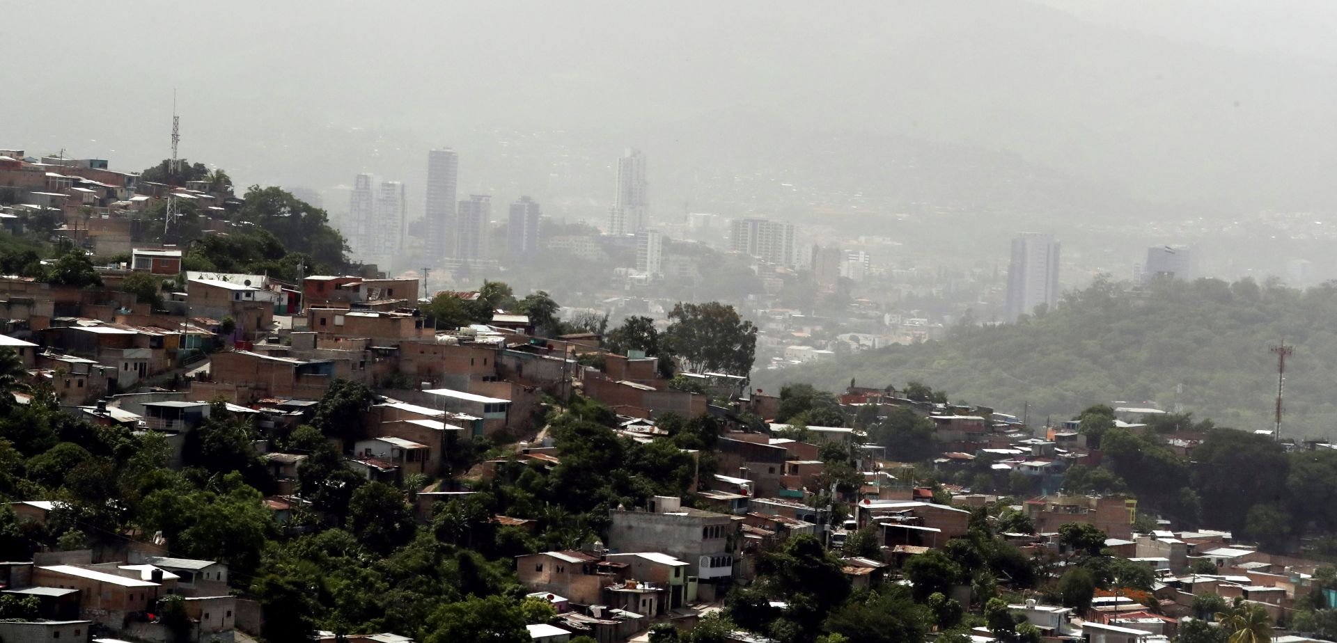 epa08511240 A view of the Saharan dust cloud over Tegucigalpa, Honduras, 26 June 2020. Saharan dust is a normal phenomenon in Latin America, but this time it has been so extreme that many countries are alarming inhabitants for air pollution levels.  EPA/Gustavo Amador