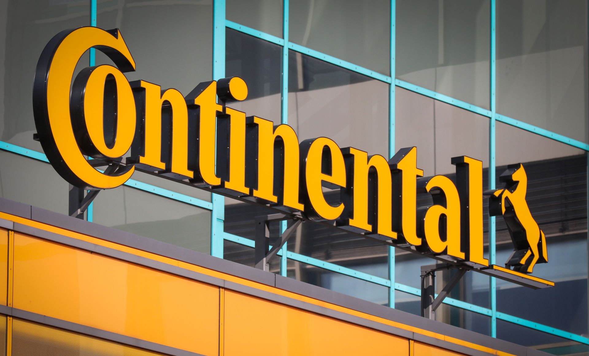 epa08520380 (FILE) - A logo  of German automotive supplier Continental AG at the Continental plant  in Hanover, northern Germany, 08 March 2018 (reissued 01 July 2020). According to media reports, public prosecutors and police
have searched various locations of Continental in Germany in connection with an investigation into illegal defeat devices of Volkswagen diesel engines.  EPA/FOCKE STRANGMANN *** Local Caption *** 54182021