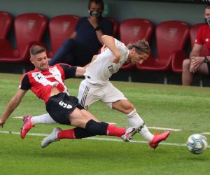 epa08528989 Real Madrid's Luka Modric (R) vies for the ball with Athletic Bilbao's Yeray (L) during the Spanish LaLiga soccer match between Athletic Bilbao and Real Madrid at San Mames Stadium, in Bilbao, Basque Country, northern Spain, 05 July 2020.  EPA/LUIS TEJIDO