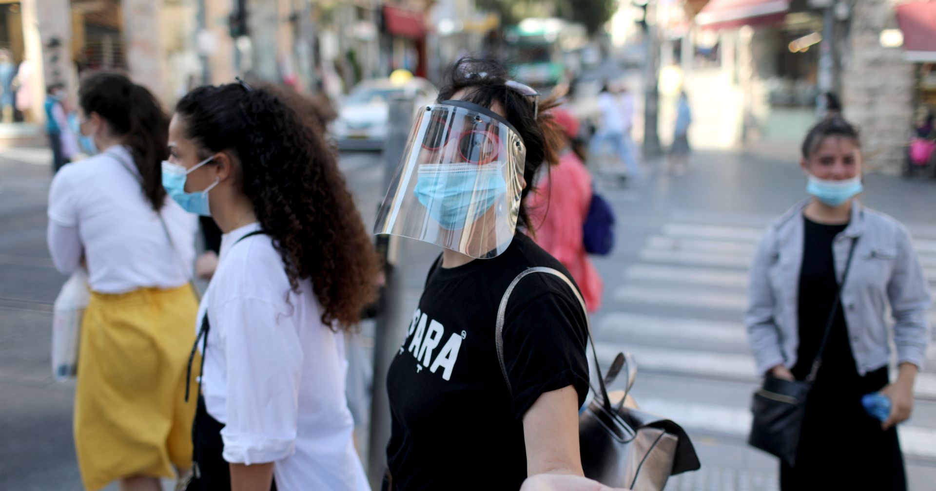 epa08534581 Israelis wear protective face mask in central Jerusalem, Israel, 08 July 2020. The media report that Israel faces an increase in the number of people infected in the SARS-CoV-2 coronavirus. Israeli Police have increased enforcement significantly on government restrictions in order to prevent the spread of the SARS-CoV-2 coronavirus which causes the Covid-19 disease.  EPA/ABIR SULTAN