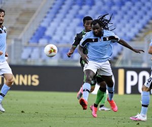 epa08540584 Lazio's Jordan Lukaku in action during the Serie A soccer match between SS Lazio and US Sassuolo at the Olimpico stadium in Rome, Italy, 11 July 2020.  EPA/RICCARDO ANTIMIANI