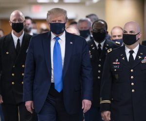 epa08541218 US President Donald J. Trump (C) wears a face mask as he arrives to visit with wounded military members and front line coronavirus healthcare workers at Walter Reed National Military Medical Center in Bethesda, Maryland, USA, 11 July 2020.  EPA/CHRIS KLEPONIS / POOL
