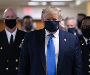 epa08541231 US President Donald J. Trump (C) wears a face mask as he arrives to visit with wounded military members and front line coronavirus healthcare workers at Walter Reed National Military Medical Center in Bethesda, Maryland, USA, 11 July 2020.  EPA/CHRIS KLEPONIS / POOL