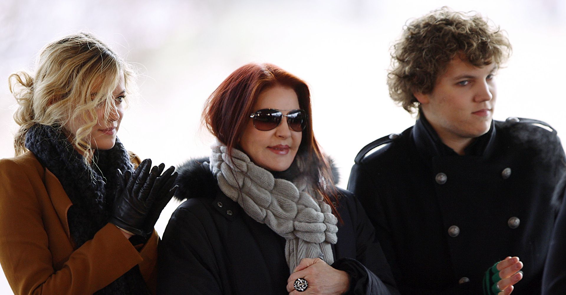 epa08542994 (FILE) - Priscilla Presley (C) stands between her grandchildren Riley Keough (L) and Benjamin Keough (R) during the celebration of what would have been entertainer Elvis Presley's 75th birthday near Graceland, Memphis, Tennessee, USA, 08 January 2010 (reissued 13 July 2020). Elvis Presley's grandson Benjamin Keough died at the age of 27, his mother's spokesperson announced on 13 July 2020.  EPA/LANCE MURPHEY *** Local Caption *** 01983504