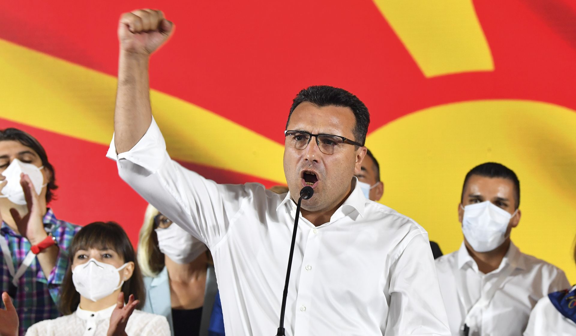 epa08548711 Leader of the ruling SDSM party Zoran Zaev (C) celebrates victory in the early Parliamentary election in Skopje, Republic of North Macedonia, 16 July 2020. Almost 51 percent of the 1.8 million Macedonians voted in early Parliamentary elections.  EPA/GEORGI LICOVSKI