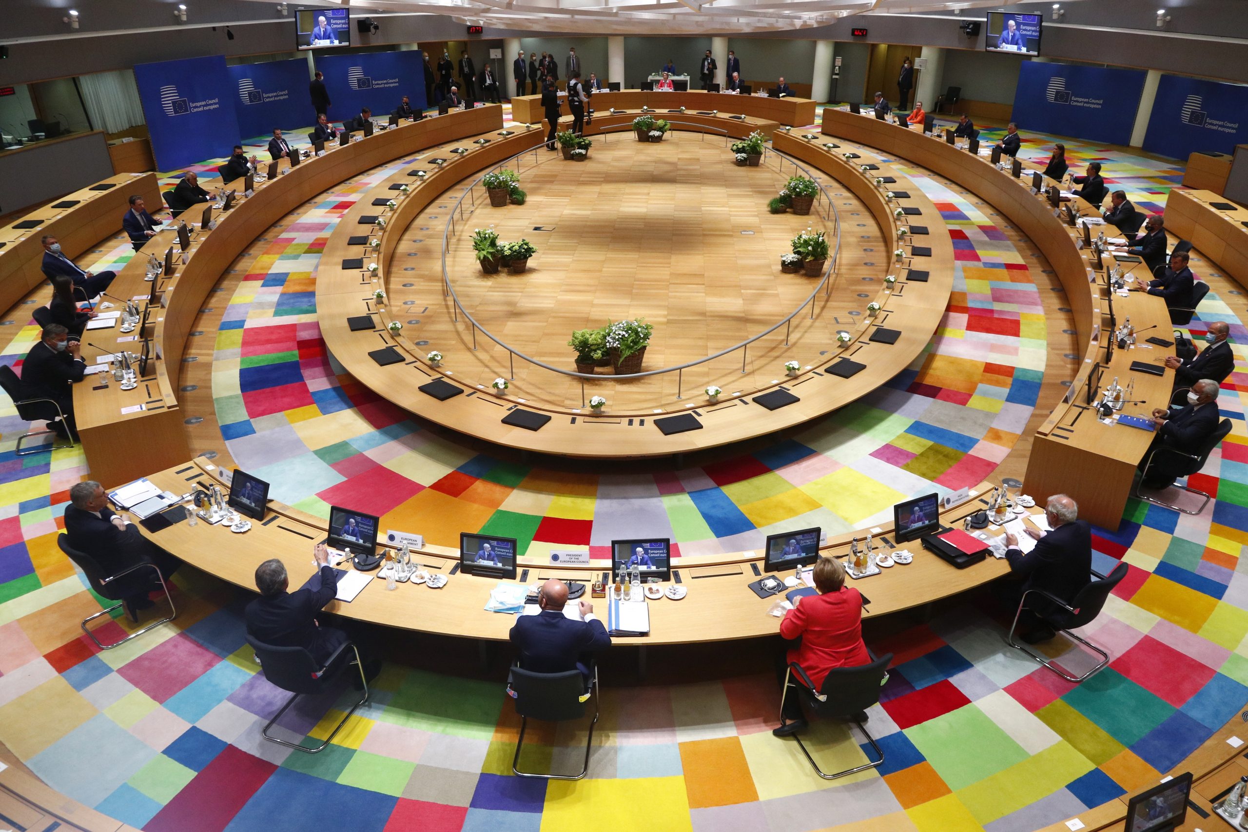 epa08551448 A general view show European Union leader taking part in an EU summit at the European Council building in Brussels, Belgium, 17 July 2020. European Union nations leaders meet face-to-face for the first time since February to discuss plans responding to coronavirus crisis and new long-term EU budget at the special European Council on 17 and 18 July.  EPA/FRANCOIS LENOIR / POOL