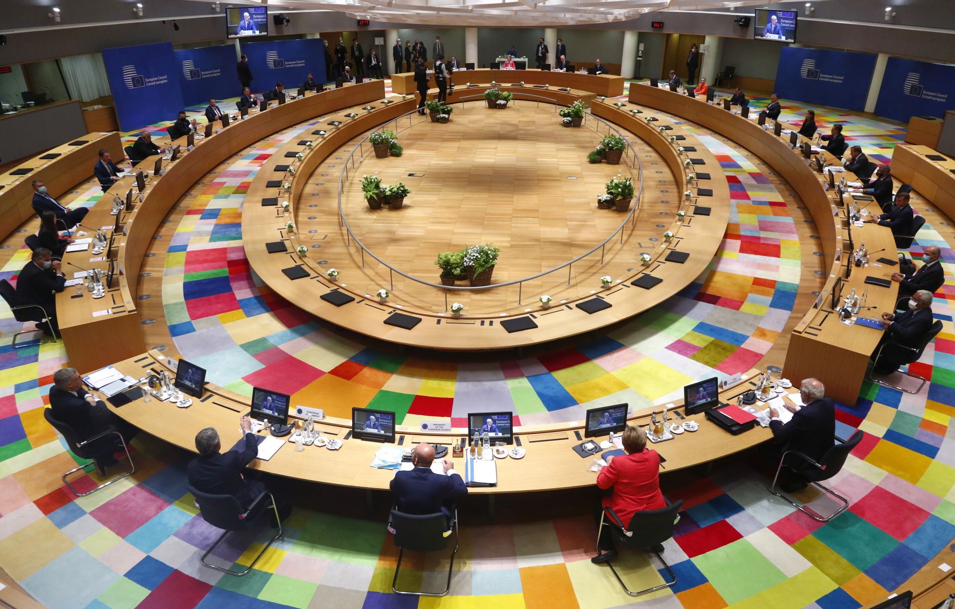 epa08551448 A general view show European Union leader taking part in an EU summit at the European Council building in Brussels, Belgium, 17 July 2020. European Union nations leaders meet face-to-face for the first time since February to discuss plans responding to coronavirus crisis and new long-term EU budget at the special European Council on 17 and 18 July.  EPA/FRANCOIS LENOIR / POOL