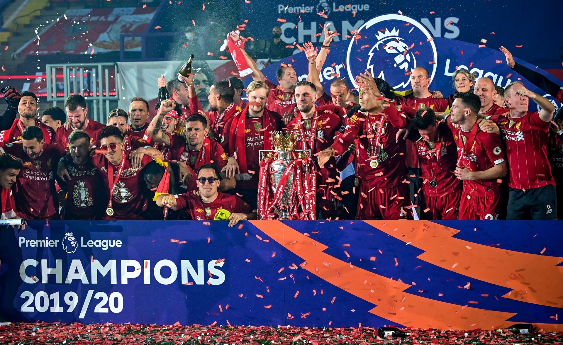 epa08561412 The team of Liverpool poses with the Premier League trophy following the English Premier League soccer match between Liverpool FC and Chelsea FC in Liverpool, Britain, 22 July 2020.  EPA/Paul Ellis/NMC/Pool EDITORIAL USE ONLY. No use with unauthorized audio, video, data, fixture lists, club/league logos or 'live' services. Online in-match use limited to 120 images, no video emulation. No use in betting, games or single club/league/player publications.
