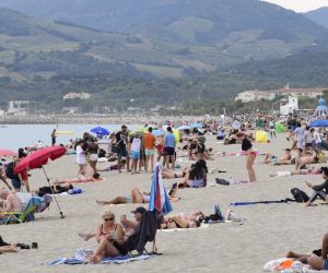 epa08562967 French Catalans take advantage of Argeles-sur-Mer beach in hot weather, amid the coronavirus pandemic in Argeles- sur-Mer, South of France, 23 July 2020. The mayor of Argeles-sur-Mer Antoine Parra (Pyrenees-Orientales), a town whose population is multiplied by 15 during the summer, has decided to make it compulsory to wear a mask on pedestrian walkways and markets.  In the event of non-compliance, a dissuasive fine of 38 euros will be given as a sanction because the barrier gestures are still in force. The social distance of 1 meter must also be respected between individuals on the beach.  EPA/CAROLINE BLUMBERG