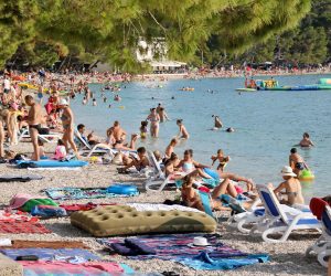 Makarska, 24.7.2020 - Turisti na plai u Makarskoj. 
foto HINA/ Jure DIVIÆ/ ua