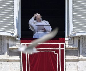 epa08566713 Pope Francis leads his Sunday Angelus prayer from the window of his office overlooking Saint Peter's Square, Vatican City, Italy, 26 July 2020.  EPA/RICCARDO ANTIMIANI