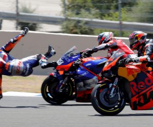 epa08566786 Portuguese MotoGP rider Miguel Oliveira, Red Bull KTM Tech3, crashes during the race in Jerez-Angel Nieto circuit in Jerez de la Frontera, Spain, 26 July 2020, during the Motorcycling Grand Prix of Andalusia.  EPA/ROMAN RIOS