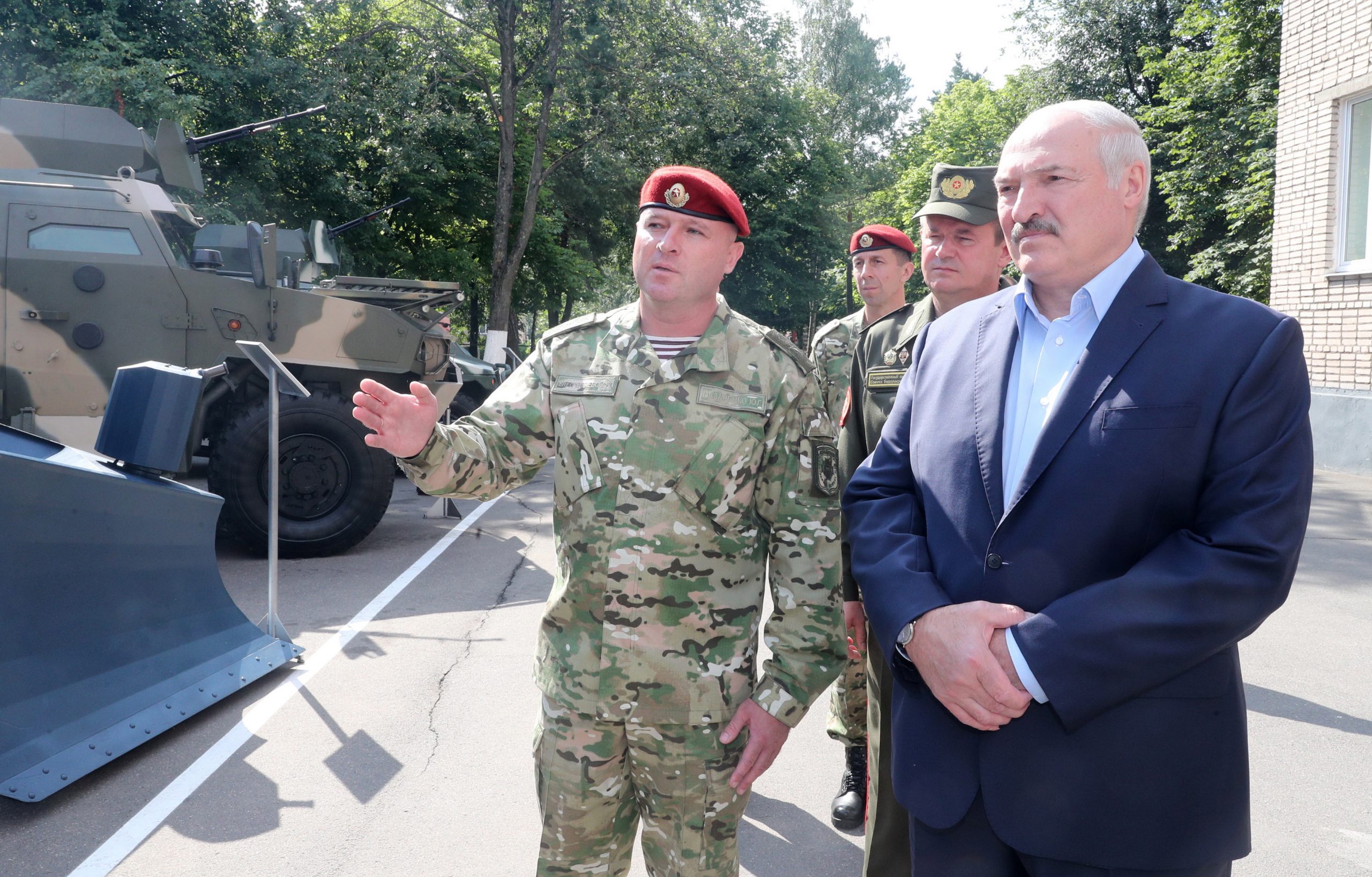 epa08570378 Belarus President Alexander Lukashenko (R) speaks with officers as he visits the Belarusian Interior Ministry special forces base in Minsk, Belarus, 28 July 2020. The presidential election in Belarus is scheduled to take place on 09 August 2020.  EPA/NIKOLAI PETROV  / POOL