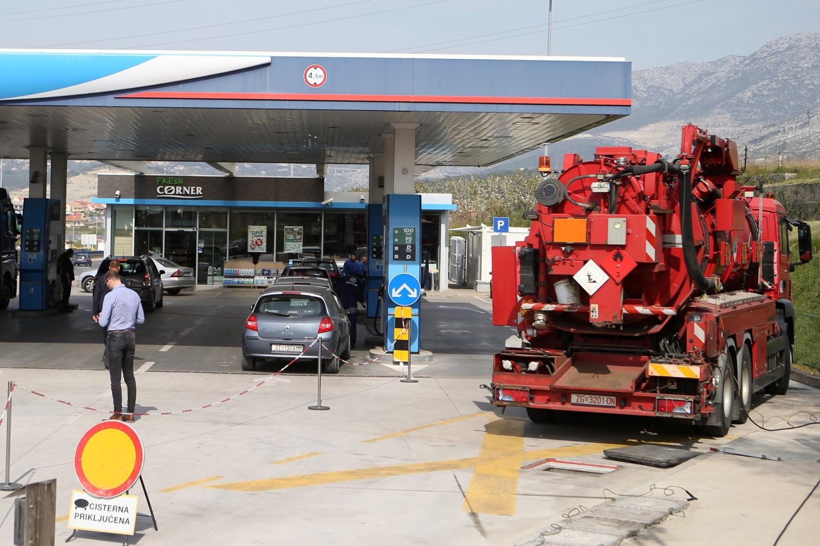 02.04.2019., Split - INA benzinska postaja na Smokoviku.
Photo: Ivo Cagalj/PIXSELL