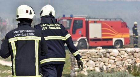 POŽAR KOD VODICA: Na terenu više od 40 vatrogasaca, zatvorena magistrala