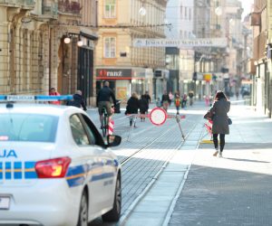 06.04.2020., Zagreb - Trg bana Josipa Jelacica. Policijski automobil u ophodnji glavnim gradskim trgom. Photo: Sanjin Strukic/PIXSELL