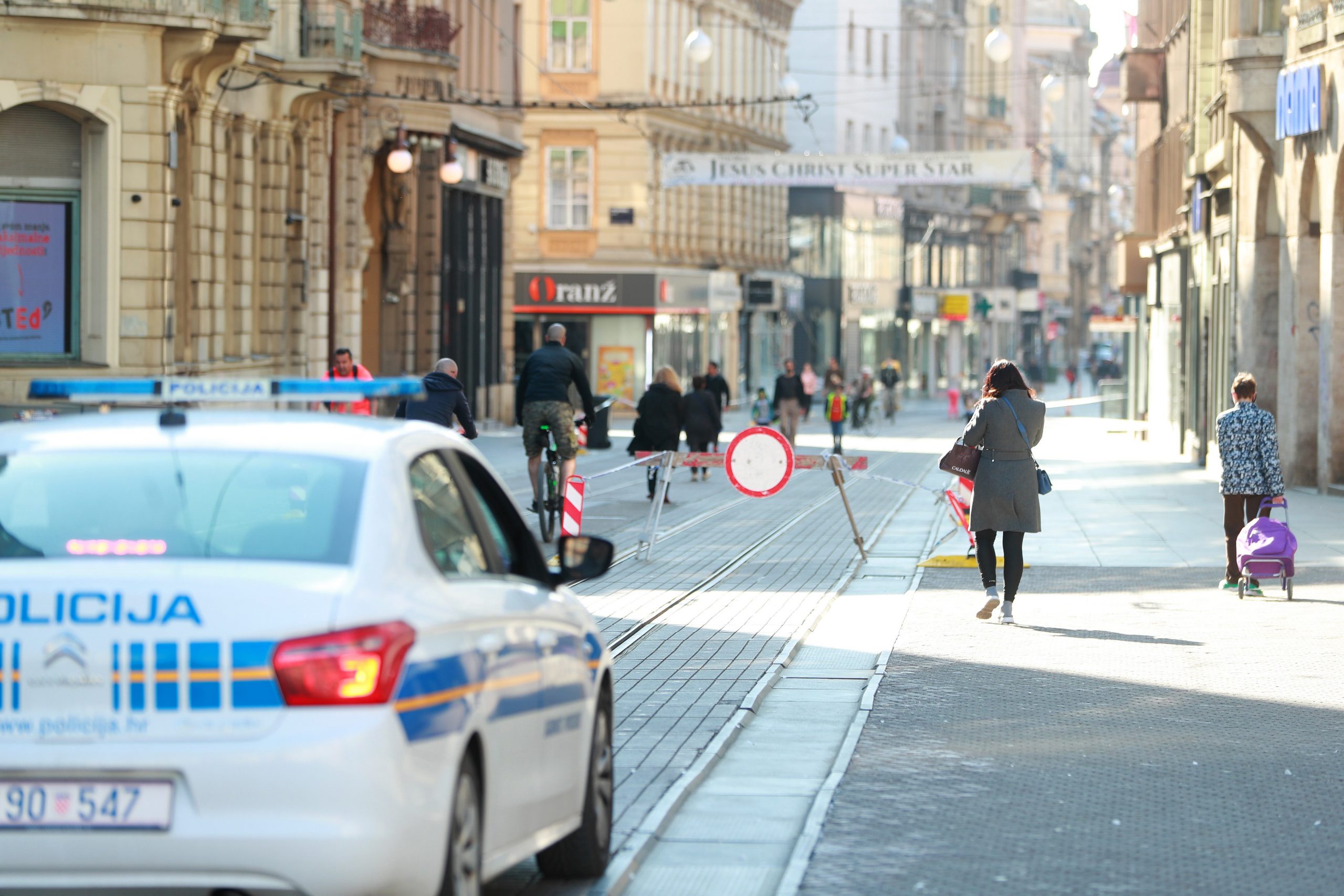 06.04.2020., Zagreb - Trg bana Josipa Jelacica. Policijski automobil u ophodnji glavnim gradskim trgom. Photo: Sanjin Strukic/PIXSELL