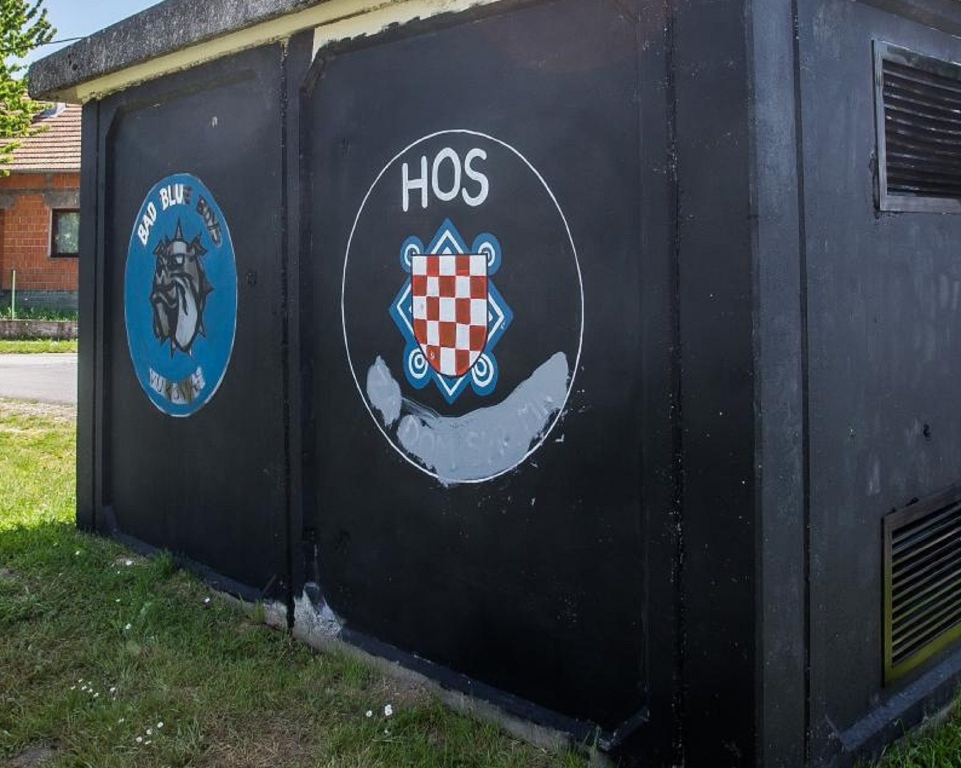 07.05.2020., Vukovar - Na trafostanici oslikan grafit HOS-a ispod kojega je prvotno pisalo Za dom spremni. Photo: Davor Javorovic/PIXSELL