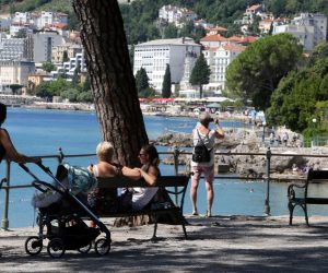 Opatija: Turisti na plažama i šetnicama 07.07.2018., Opatija - Turisti na plazama i setnicama. 

Photo: Goran Kovacic/PIXSELL