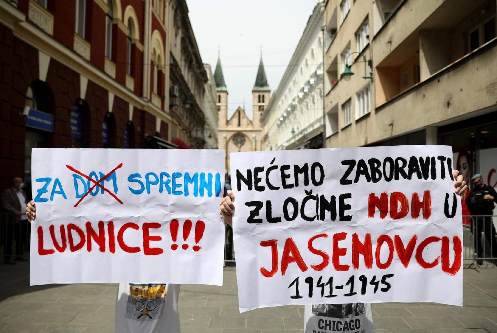 16.05.2020., Sarajevo, Bosna i Hercegovina - Nekolicina demonstranata prosla je do jedne policijske blokade u blizini katedrale.
Photo: Armin Durgut/PIXSELL