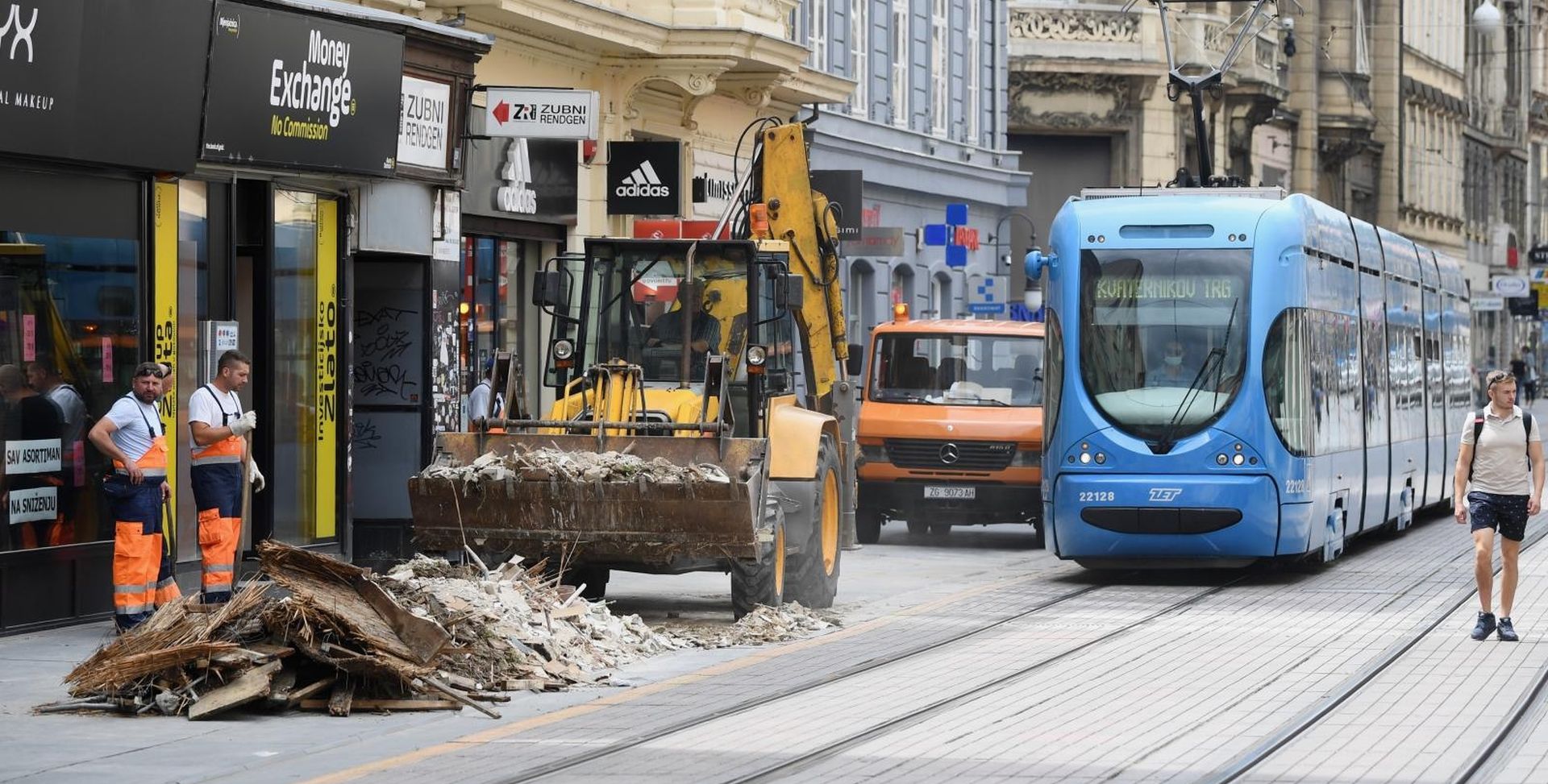 19.07.2020., Zagreb - Ciscenje stete koju je prouzrocio potres u centru grada. 
Photo: Marko Lukunic/PIXSELL