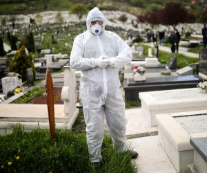 22.04.2020., Sarajevo, Bosna i Hercegovina - Na sarajevskom groblju Bare, odrzana je sahrana pacijenta koji je preminuo od Covid-19 virusa.
Photo: Armin Durgut/PIXSELL