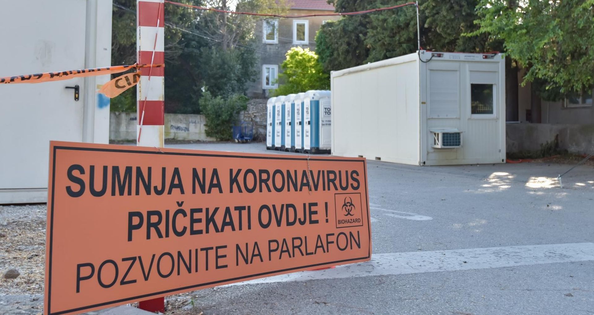 24.04.2020., Zadar - Na parkiralistu OB Zadar danas je uspostavljena lokacija za drive-in testiranje na koronavirus.
Photo: Dino Stanin/PIXSELL