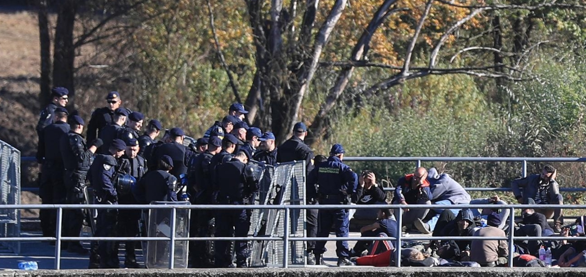 24.10.2018., GP Maljevac - Migranti koji se nalaze u BiH probili su kordon i krenuli prema Hrvatskoj. Photo: Slavko Midzor/PIXSELL