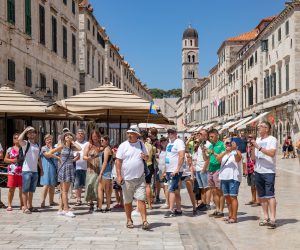 27.07.2020., Stradun, Dubrovnik - Iz dana u dan osjetno raste popunjenost grada.
Photo: Grgo Jelavic/PIXSELL