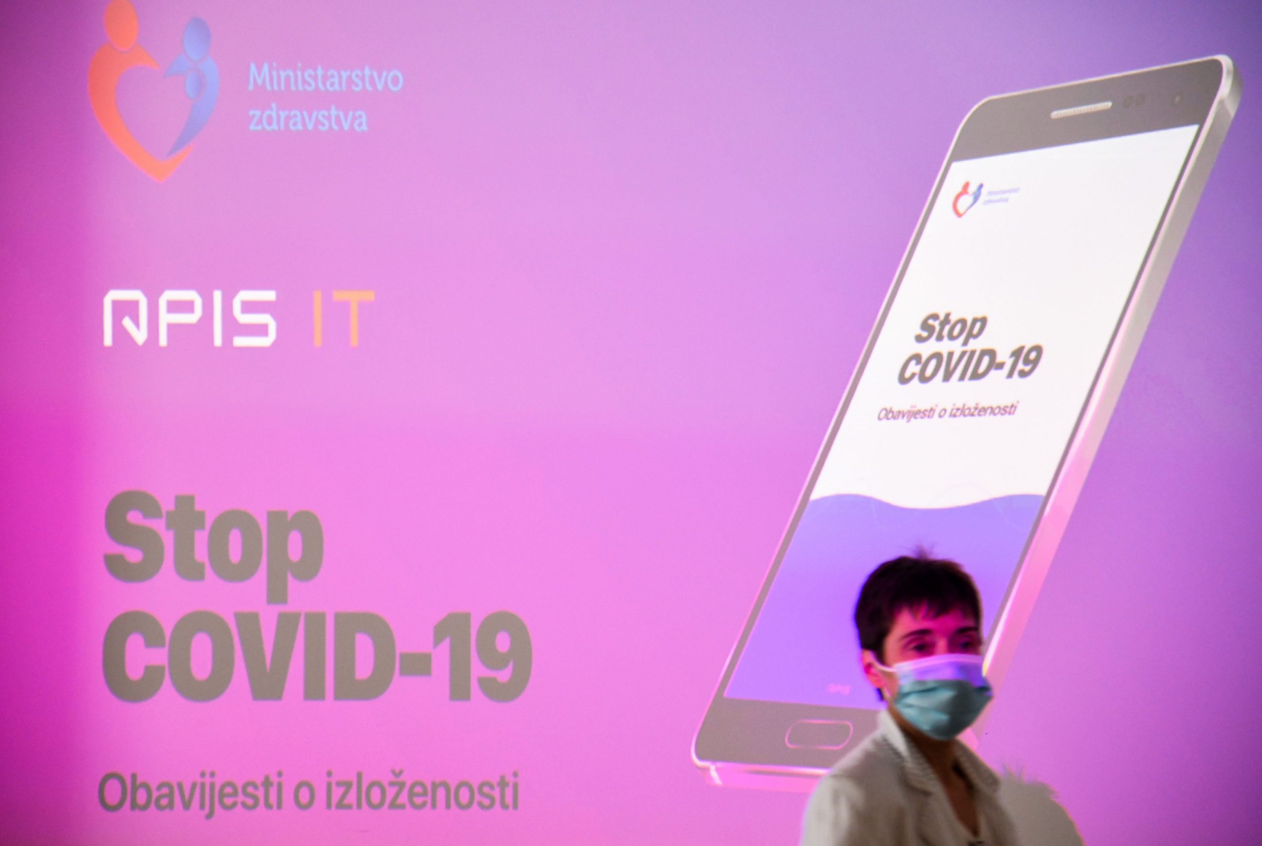 27.07.2020., Zagreb  - Ministar Vili Beros i predsjednik Uprave APIS-a Sasa Bilic predstavili mobilnu aplikaciju "Stop COVID-19"  Photo: Josip Regovic/PIXSELL