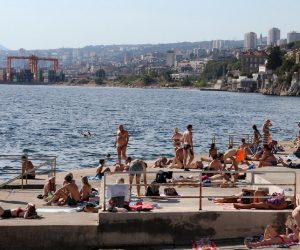28.07.2020., Rijeka - Gradske plaze na Pecinama pune su kupaca. Ilustracija
Photo: Goran Kovacic/PIXSELL