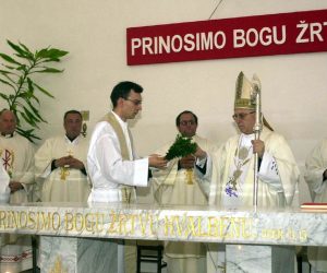 Beli Manastir, 10.11.2002 -  Biskup Ðakovacko-srijemski msgr. Marin Srakiæ posvetio je oltar i crkvu Sv. Martina u Belom Manstiru obnovljenu nakon Domovinskog rata.
foto FaH