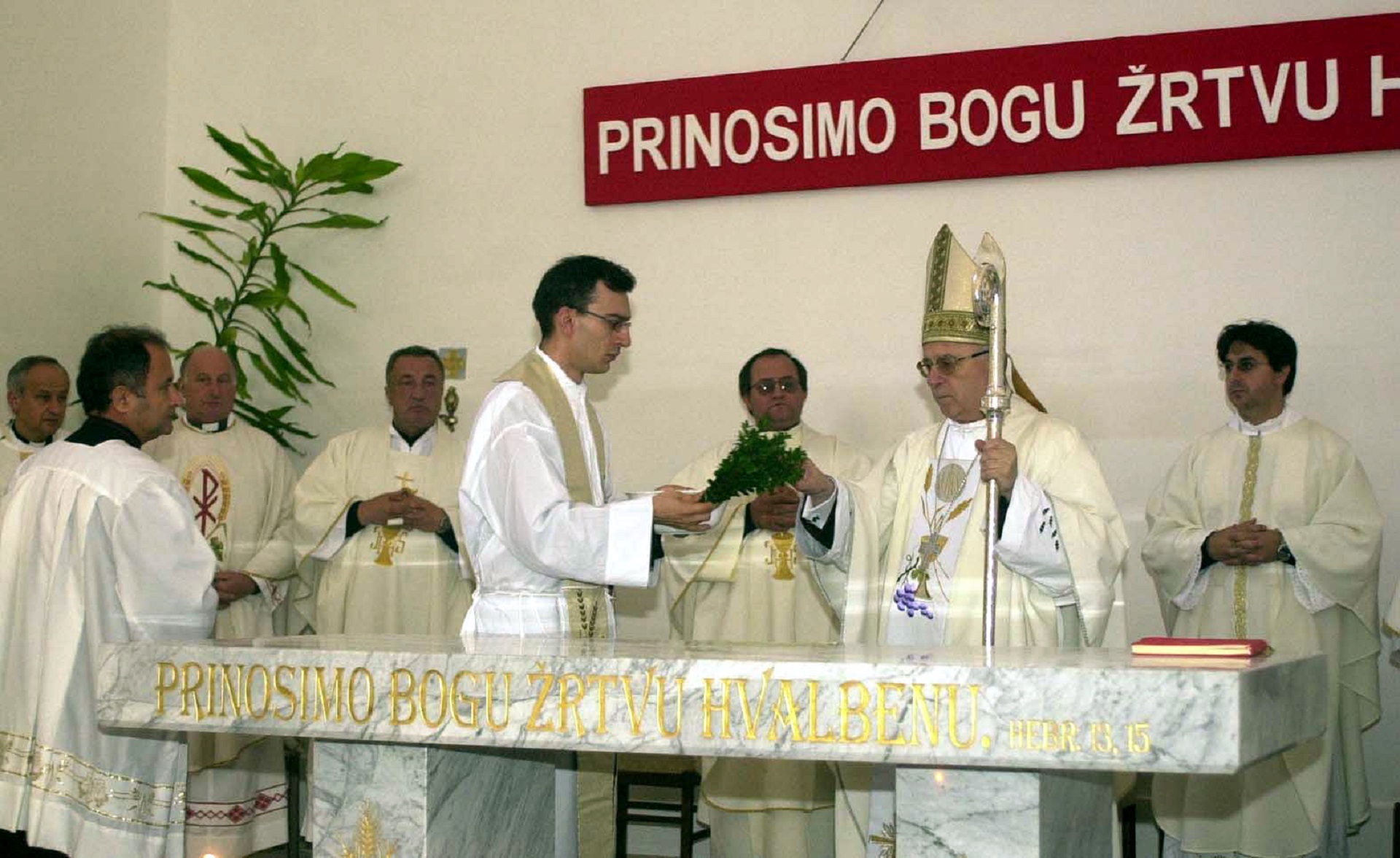 Beli Manastir, 10.11.2002 -  Biskup Ðakovacko-srijemski msgr. Marin Srakiæ posvetio je oltar i crkvu Sv. Martina u Belom Manstiru obnovljenu nakon Domovinskog rata.
foto FaH