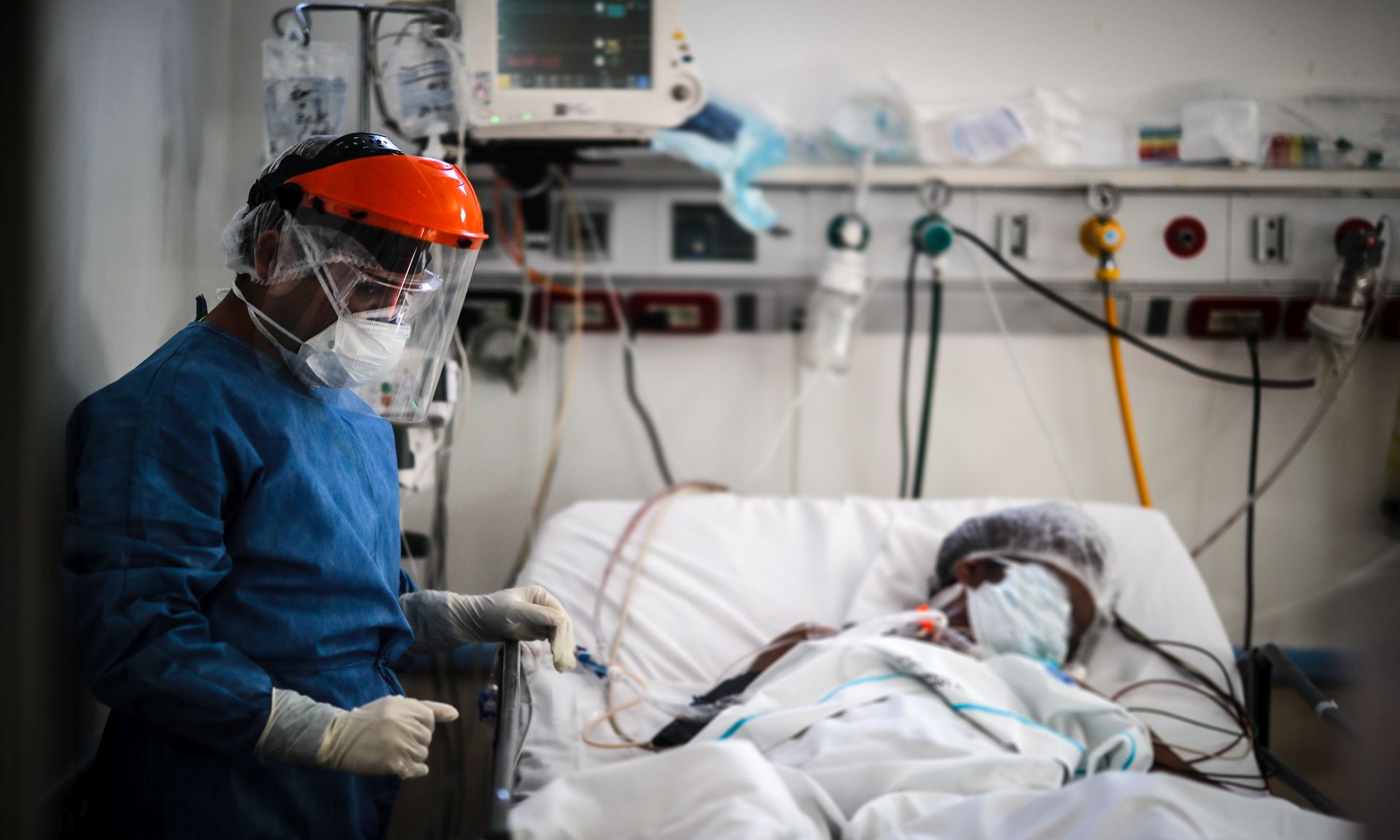 epa08575610 A doctor checks on a patient with COVID-19 at El Cruce de Florencio Varela Hospital in Buenos Aires, Argentina, 30 July 2020.  EPA/JUAN IGNACIO RONCORONI