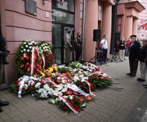 epa08578254 Authorities attend a wreath-laying ceremony at the plaque commemorating the signing of the order to start the Warsaw Uprising, at Filtrowa street in Warsaw, Poland, 01 August 2020. The ceremony was held on the occasion of the 76th anniversary of the Warsaw Uprising which started on 01 August 1944 as the biggest resistance operation in Nazi-occupied Europe. Initially intended to last several days, it continued for over two months before being suppressed by the Germans. The uprising claimed the lives of about 18,000 insurgents and around 180,000 civilians. After the uprising failed, the Nazis expelled the remaining inhabitants from the city and methodically blew it up, destroying it almost completely.  EPA/MARCIN OBARA POLAND OUT