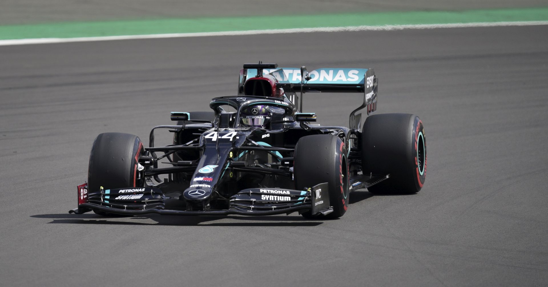 epa08578432 British Formula One driver Lewis Hamilton of Mercedes-AMG Petronas in action during the third practice session of the British Formula One Grand Prix in Silverstone, Britain, 01 August 2020.  EPA/Will Oliver / Pool