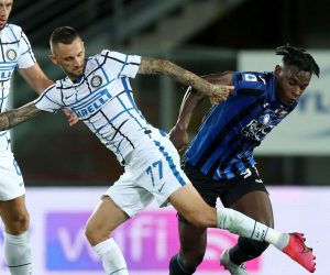 epa08579737 Atalanta's Duvan Zapata (R) and Inter's Marcelo Brozovic in action during the Italian Serie A soccer match Atalanta BC vs FC Inter at the Gewiss Stadium in Bergamo, Italy, 01 August 2020.  EPA/PAOLO MAGNI