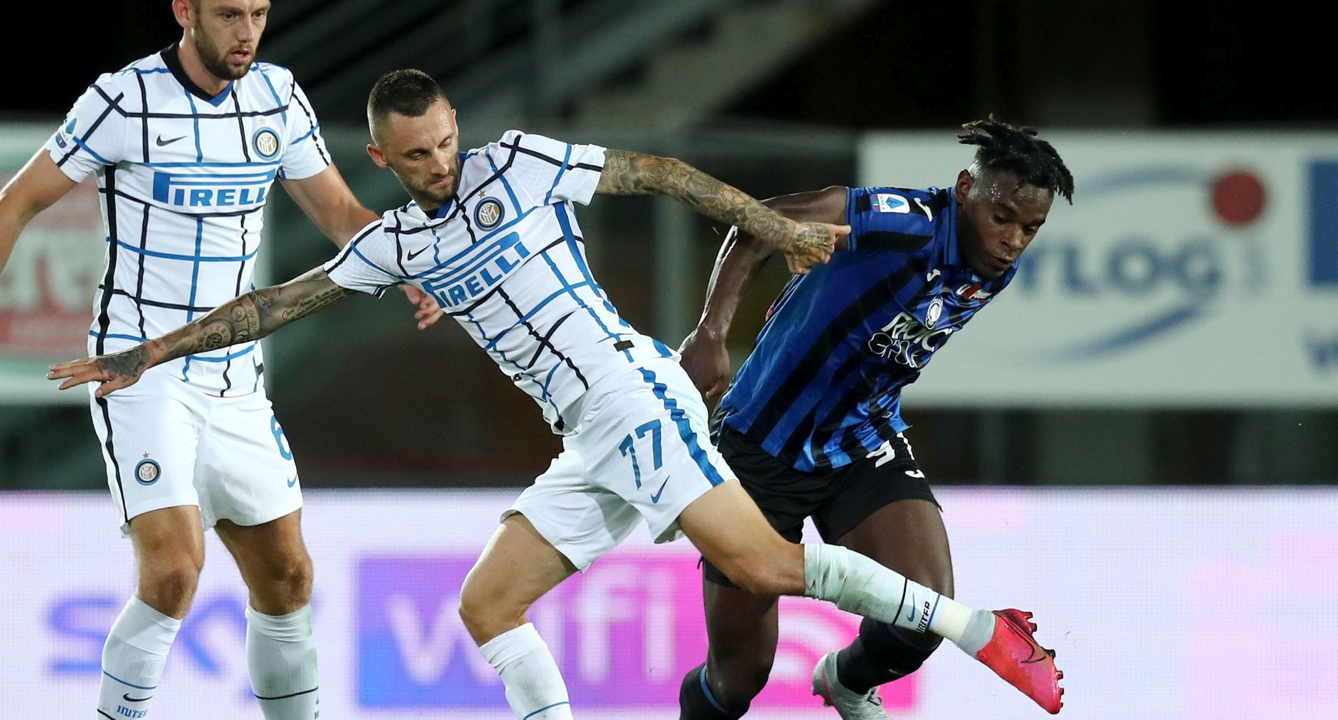 epa08579737 Atalanta's Duvan Zapata (R) and Inter's Marcelo Brozovic in action during the Italian Serie A soccer match Atalanta BC vs FC Inter at the Gewiss Stadium in Bergamo, Italy, 01 August 2020.  EPA/PAOLO MAGNI
