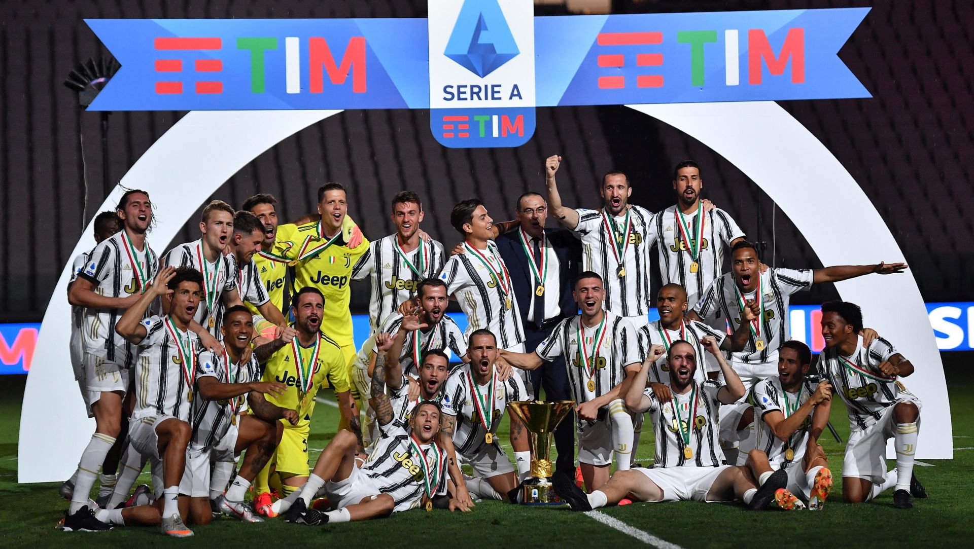 epa08579916 Juventus players celebrate the victory of the 9th consecutive Italian championship after the Italian Serie A soccer match Juventus FC vs AS Roma at the Allianz stadium in Turin, Italy, 01 August 2020.  EPA/ALESSANDRO DI MARCO