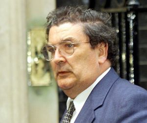 epa08581630 (FILE) - SDLP leader John Hume arrives at No.10 Downing Street 19 April, before  talks with British Prime Minister Tony Blair on the Northern Ireland Good Friday peace talks crisis. John Hume died aged 83 years old on 03 August 2020.  EPA/GERRY PENNY